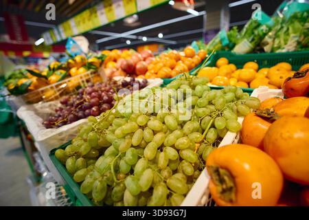 Frisches Obst in Körben in einem Lebensmittelgeschäft mit lebhaften Farben und gesunden Gerichten bei der Nachmittagssonne Stockfoto