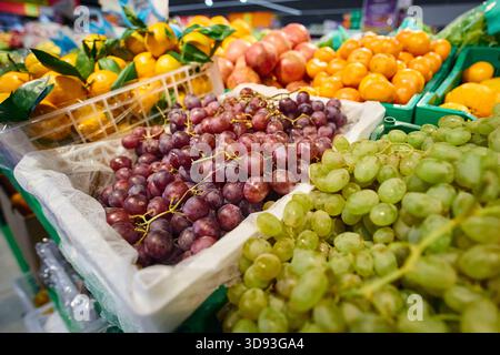 Frisches Obst in Körben in einem Lebensmittelgeschäft mit lebhaften Farben und gesunden Gerichten bei der Nachmittagssonne Stockfoto