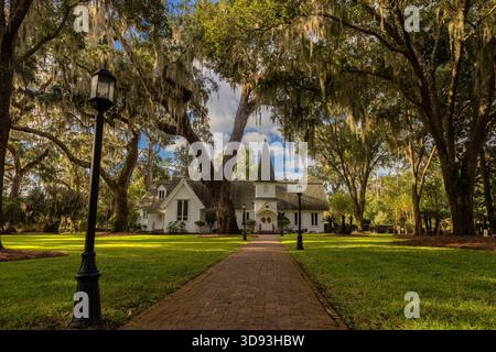 St. Simons, Georgia, USA – 21. Oktober 2025: Die Christ Church wurde 1884 an der Stelle errichtet, an der die Pfarrei des Bischofs mit den Predigern Johannes und Karl begann Stockfoto