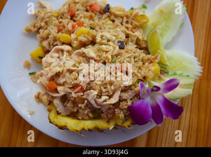 Farbenfrohe thailändische Gerichte werden im Café serviert. Stockfoto