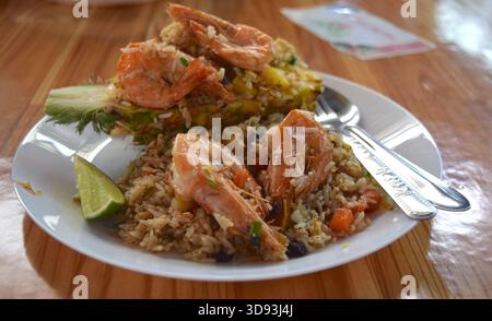 Farbenfrohe thailändische Gerichte werden im Café serviert. Stockfoto