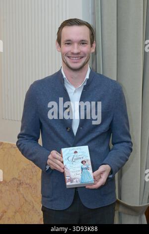 Präsentation des neu erschienen Buches Konditorei Zauner, der Zuckerbäcker der Kaiserin , von Thomas Jeier, im Cafe Zauner, in der Pfarrgasse in Bad Ischl, fotografiert am 3.12.2025, im Konditorei und Cafe Zauner, Pfarrgasse in Bad Ischl. Die Konditorei Zauner war Lieferant des österreichischen Kaiserhofes in Bad Ischl. Das Bild zeigt den Besitzer und Geschäftsführer der Konditorei Zauner in Bad Ischl, Philipp Zauner, der soeben erschienene Buch in Händen hält 2025 - Präsentation des neu erschienen Buches Konditorei Zauner, der Zuckerbäcker der Kaiserin , von Thomas Jeier, im Cafe Zauner, Stockfoto