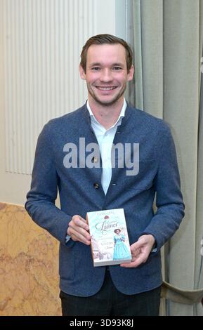 Präsentation des neu erschienen Buches Konditorei Zauner, der Zuckerbäcker der Kaiserin , von Thomas Jeier, im Cafe Zauner, in der Pfarrgasse in Bad Ischl, fotografiert am 3.12.2025, im Konditorei und Cafe Zauner, Pfarrgasse in Bad Ischl. Die Konditorei Zauner war Lieferant des österreichischen Kaiserhofes in Bad Ischl. Das Bild zeigt den Besitzer und Geschäftsführer der Konditorei Zauner in Bad Ischl, Philipp Zauner, der soeben erschienene Buch in Händen hält 2025 - Präsentation des neu erschienen Buches Konditorei Zauner, der Zuckerbäcker der Kaiserin , von Thomas Jeier, im Cafe Zauner, Stockfoto