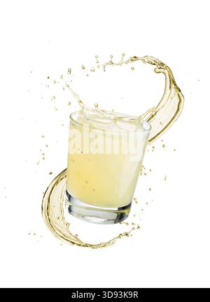 Glas Limonade mit Spritzern, isoliert auf weißem Hintergrund. Stockfoto