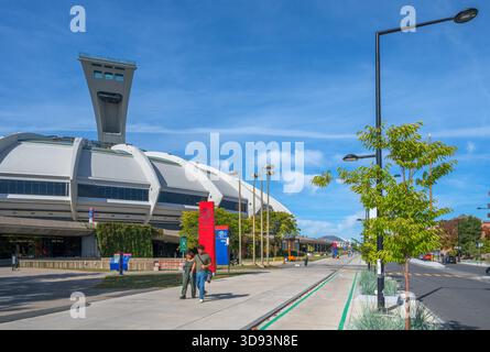 Das Olympiastadion mit dem Montreal Tower dahinter, Pierre-de Coubertin Ave, Olympic Park, Montreal, Quebec, Kanada Stockfoto
