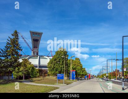 Das Olympiastadion mit dem Montreal Tower dahinter, Pierre-de Coubertin Ave, Olympic Park, Montreal, Quebec, Kanada Stockfoto