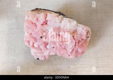 Rosa Dolomitkristall im Natural History Museum, London, Großbritannien. Stockfoto