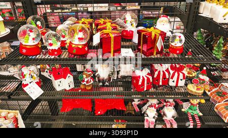 ISERLOHN, DEUTSCHLAND — 27. NOVEMBER 2025: Weihnachtskugeln mit Weihnachtsmannmotiven werden heute im Ladenregal in TEDi ausgestellt Stockfoto