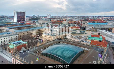 Beeindruckender Blickwinkel auf dem Gipfel des Zeughauses (und Historisches Museum) und Lustgarten und Spree Stockfoto