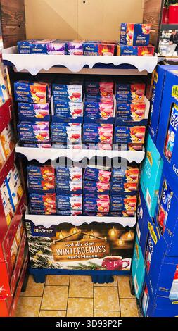 ISERLOHN, DEUTSCHLAND — 27. NOVEMBER 2025: Viele Packungen Weihnachtstee werden heute gemeinsam im Lidl-Supermarktregal ausgestellt Stockfoto