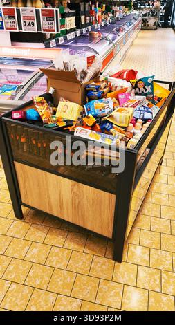 ISERLOHN, DEUTSCHLAND — 27. NOVEMBER 2025: Box mit ermäßigten Produkten wird heute im Lidl-Supermarkt auf dem Boden platziert Stockfoto