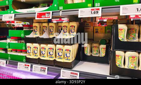 ISERLOHN, DEUTSCHLAND — 27. NOVEMBER 2025: Supermarktregal mit verschiedenen Mayonnaise-Gläsern wird heute im Lidl-Geschäft ausgestellt Stockfoto