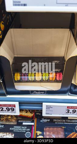 ISERLOHN, DEUTSCHLAND — 27. NOVEMBER 2025: Französische Macarons Kekse sind heute im Lidl-Ladenregal im Supermarkt ordentlich angeordnet Stockfoto