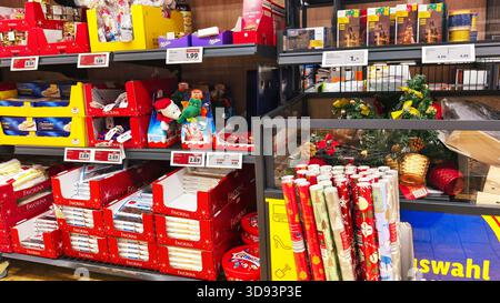 ISERLOHN, DEUTSCHLAND — 27. NOVEMBER 2025: Favorina Weihnachtsbonbons und -Pralinen werden heute gemeinsam im Lidl-Ladenregal ausgestellt Stockfoto