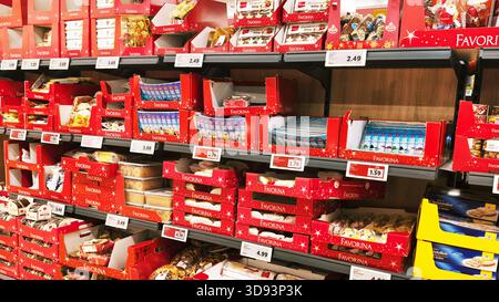 ISERLOHN, DEUTSCHLAND — 27. NOVEMBER 2025: Favorina Weihnachtsschokoladen und -Süßigkeiten sind heute ordentlich im Lidl-Ladenregal angeordnet Stockfoto