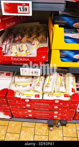ISERLOHN, DEUTSCHLAND – 27. NOVEMBER 2025: Favorina Weihnachtsbonbons und Schokolade im Ladenregal in Lidl heute Stockfoto