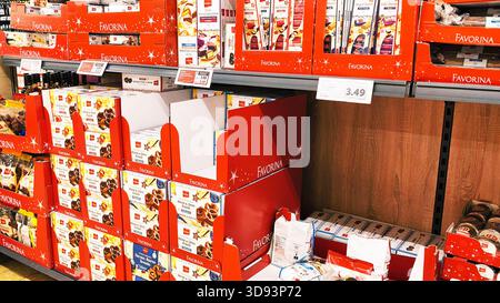 ISERLOHN, DEUTSCHLAND – 27. NOVEMBER 2025: Favorina Weihnachtskonditorenauswahl wird heute auf festlichem Themenregal im Lidl-Supermarkt ausgestellt Stockfoto