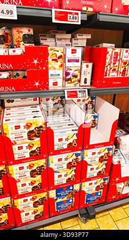 ISERLOHN, DEUTSCHLAND – 27. NOVEMBER 2025: Lieblingspralinen und Bonbons auf farbenfroher Weihnachtsausstellung im Lidl-Supermarkt Stockfoto