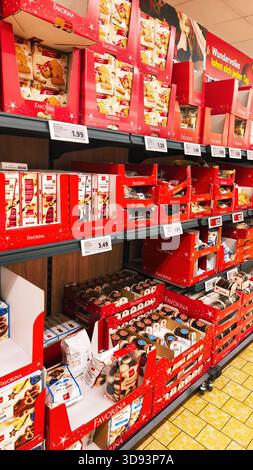 ISERLOHN, DEUTSCHLAND — 27. NOVEMBER 2025: Das Favorina-Sortiment an Weihnachtsbonbons wird heute im weihnachtlichen Regal im Lidl-Supermarkt ausgestellt Stockfoto