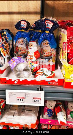 ISERLOHN, DEUTSCHLAND — 27. NOVEMBER 2025: Kinderschokolade Weihnachtsmannsfiguren werden heute im Lidl-Supermarkt ausgestellt Stockfoto