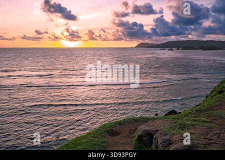 Lombok Indonesia – Bukit Merese fängt Klippen, Meerblick und einen lebhaften Sonnenuntergang an der zerklüfteten Küste ein. Stockfoto