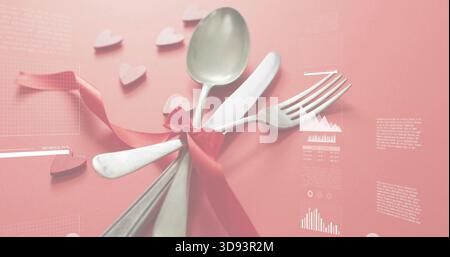Metallgabel mit Löffelmesser, gebunden mit rotem Satinband auf rosa Papier, schwache weiße Überzüge Stockfoto