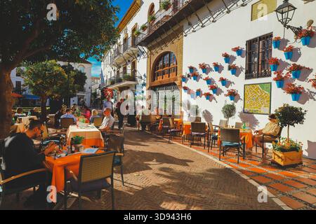 Marbella, Spanien - 20. November 2021 - Touristen entspannen sich in Straßencafés und Restaurants auf dem Orangenplatz, Marbella, Malaga Stockfoto