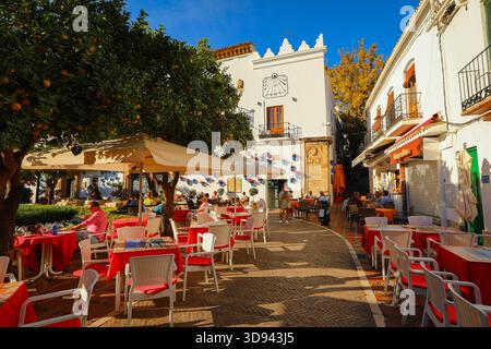 Marbella, Spanien - 20. November 2021 - Touristen entspannen sich in Straßencafés und Restaurants auf dem Orangenplatz, Marbella, Malaga Stockfoto