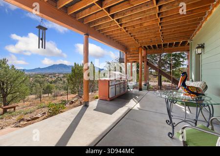 Restaurant Im Freien, Überdachte Terrasse Mit Grillplatz Und Malerischer Landschaft Stockfoto
