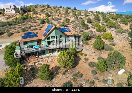 Stilvolle Mountain Residence, Modernes Hillside House Mit Weitläufiger Aussicht Und Umweltfreundlichem Design Stockfoto