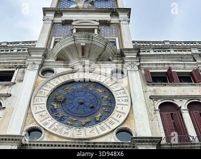 Markusuhrturm, Torre dell'Orologio, Markusplatz, Venedig. Wahrzeichen, große, komplizierte, astronomische Uhr. Monumentaler Bogen zur Merceria. Stockfoto