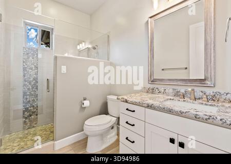 Elegantes Badezimmer, Elegante Toilette Mit Mosaikdetails Und Sanfter Beleuchtung Stockfoto