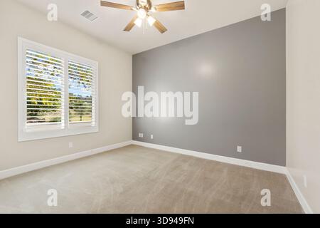 Moderne Zimmereinrichtung, Geräumiges, Aktuelles Schlafzimmer Mit Gedämpften Tönen Und Praktischen Annehmlichkeiten Für Wohnen Oder Leasing Stockfoto