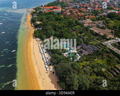 Blick auf eine tropische Küste mit Sandstrand, Booten und Luxushotel Stockfoto