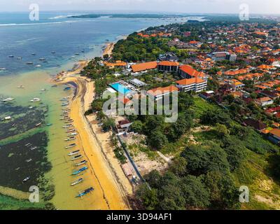 Blick aus einem hohen Winkel auf das tropische Sanur Resort in Bali mit Sandstrand und klarem Meer Stockfoto