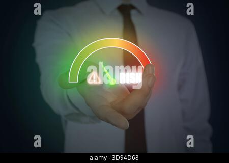 Mann mit virtueller Risikoskala vor schwarzem Hintergrund, Nahaufnahme Stockfoto