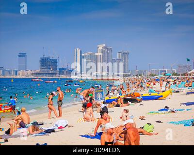 12 03 2025 - Dubai, Vereinigte Arabische Emirate. Dubai JBR Beach an einem hellen, sonnigen Tag genießen die Menschen Sand, Meer und klaren Himmel. Dubai Urlaubshintergrund Stockfoto