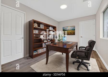 Gemütliche Bibliothek Für Arbeit Und Lesen, Stilvoller Arbeitsbereich Mit Hohen Regalen Und Warmer Beleuchtung Stockfoto