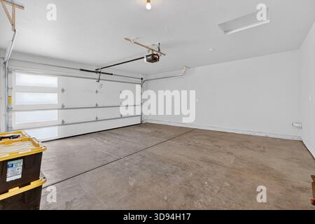 Garage Ready Today, Vorbereiteter Raum Für Fahrzeug Oder Lagerung, Helle Garage Mit Sauberen Wänden Und Beleuchtung Bereit Stockfoto
