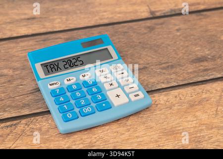 Word Tax 2025 im Rechner von Documents.Erfolgsrechnung. Zahlung des Steuersatzes. Steuern, Steuern Belastung. Unternehmen und Steuerkonzept. Stockfoto