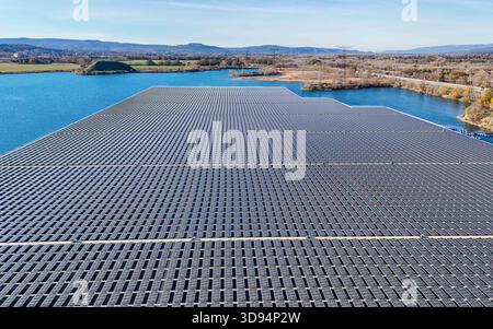 29. November 2025, Peyrolles-EN-Provence, Paca, Frankreich: (ANMERKUNG DER REDAKTION: Bild mit einer Drohne aufgenommen).Blick auf den schwimmenden Solarpark in Peyrolles-en-Provence. Es ist das erste Projekt seiner Art in Frankreich, mit mehr als 43.000 Photovoltaikpaneelen, die auf einem Gewässer installiert sind und 14,7 MWp Strom erzeugen. (Credit Image: © Denis Thaust/SOPA Images via ZUMA Press Wire) NUR REDAKTIONELLE VERWENDUNG! Nicht für kommerzielle ZWECKE! Stockfoto