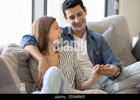 Ein junges Paar, das sich auf dem Sofa amüsiert Stockfoto