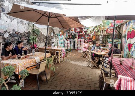 Mexiko-Stadt Mexiko, Xochimilco, Dalia Restaurant Cafe, Erwachsene Männer Frauen Hispanic Latino Essen im Gespräch sitzend, Familie Freunde in Gesellschaft, Terrasse im Freien Stockfoto