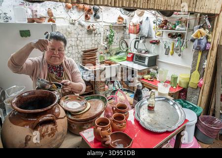Mexiko-Stadt Mexiko, Xochimilco, Dalia Restaurant Cafe, hispanische Latino Frau Erwachsene serviert traditionelle Getränke Küche, Ton Töpfe Tassen hausgemachte Getränke, Ing Stockfoto