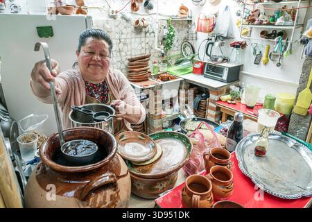 Mexiko-Stadt Mexiko, Xochimilco, Dalia Restaurant Cafe, hispanische Latino Frau Erwachsene kochen in kleiner Küche, Kelle Topf traditionelle Speisen Zubereitung, c Stockfoto