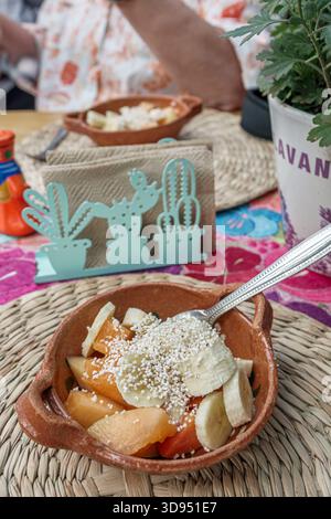 Mexiko-Stadt Mexiko, Xochimilco, Dalia Restaurant Cafe, hispanische Latino Erwachsene essen Obst Schüssel Frühstück, Lunch Tisch mit Ton Gericht, Kaktusserviette hol Stockfoto