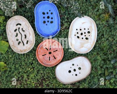 Blick von oben auf eine Reihe handgefertigter Keramikseifen in Wabi-Sabi- und rustikalen Stilen. Perfektes Badezimmeraccessoire, das Nachhaltigkeit kombiniert, sl Stockfoto