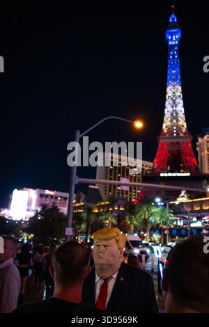 Las Vegas, 14. Mai 2025. Eine Person in einer Trump-Maske auf dem Streifen am Eiffelturm. Stockfoto