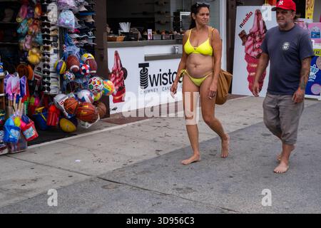 Los Angeles, USA. 30. Juni 2024. Menschen, die den Venice Beach Boardwalk genießen. Stockfoto