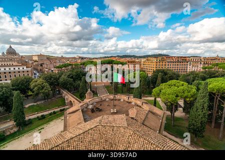 Atemberaubender Blick aus der Luft auf Rom mit italienischer Flagge und historischer Architektur Stockfoto